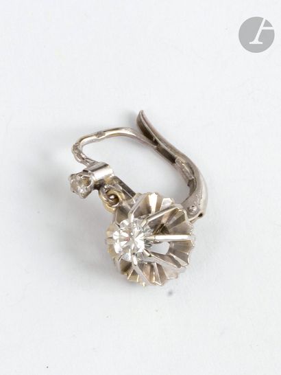 Boucle d’oreille dormeuse en or gris 18K...