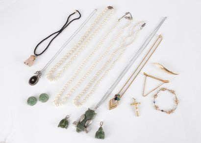 Collier en or 18K (750) retenant un pendentif...