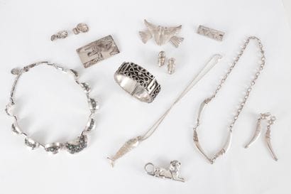 Lot de bijoux en argent comprenant : un collier...