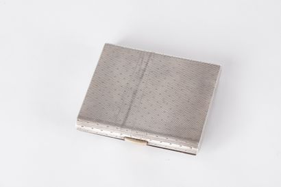 HERMÈS.

Poudrier en argent guilloché, appliqué...