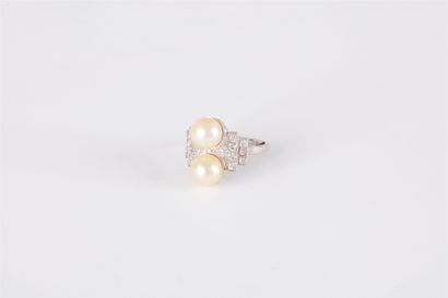 Bague en platine, ornée de deux perles de...