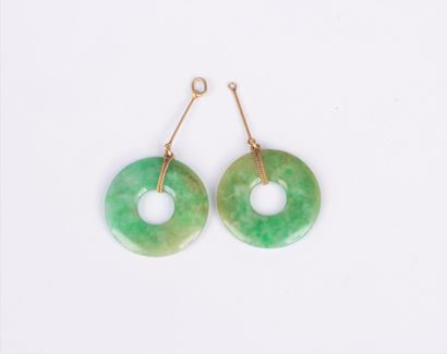 Suite de deux bi en jade montés en or.

Diamètre...