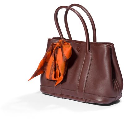 HERMES.

Sac cabas en cuir marron. Modèle...