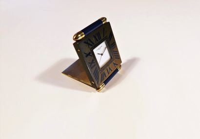CARTIER 

Pendulette en métal doré, cadran...
