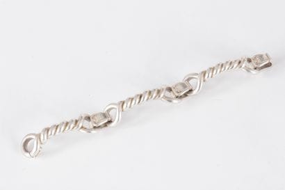 Bracelet en argent articulé de trois torsades...