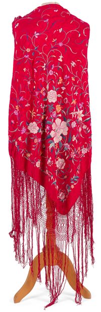 Châle en crêpe rouge, broderies de fleurs...