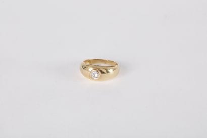 Bague jonc en or 18K (750) ornée d’un diamant...