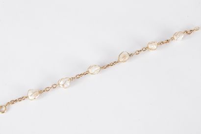 Bracelet en or 18K (750), orné de nacre.

Longueur...