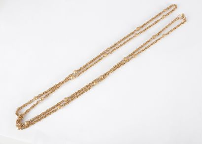 CHANEL.

Sautoir en métal doré articulé de...