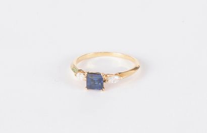 Bague en or 18K (750) sertie d’un saphir...