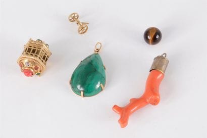 Lot de 2 pendentifs : l’un en or 18K (750)...