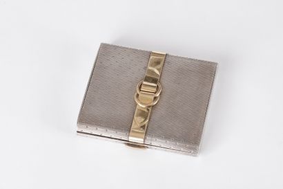 HERMÈS.

Poudrier en argent guilloché, appliqué...