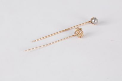 Lot de deux épingles de revers en or 18K...