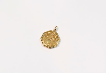 Médaillon octogonal en or 18K (750) gravé...