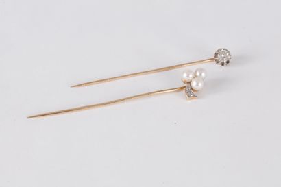 Lot de deux épingles de revers en or 18K...