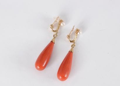 Paire de pendants d’oreilles en or 18K (750)...