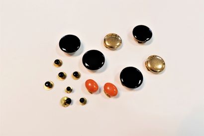 Ensemble de boutons montés en or 18K (750)...