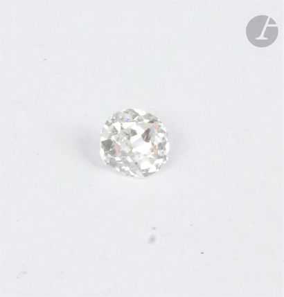 Diamant de taille ancienne sur papier pesant...