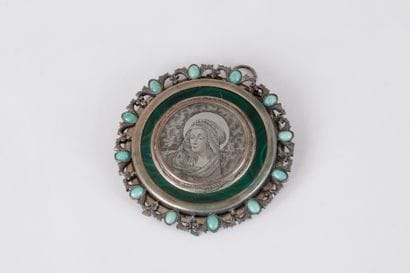 Médaillon circulaire en argent orné d’une...