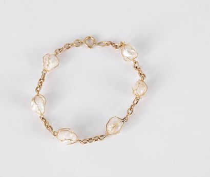 Bracelet en or 18K (750), orné de nacre.

Longueur...