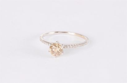 Bague en or gris 14K (585), ornée d’un diamant...