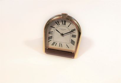 CARTIER 

Pendulette en métal doré, cadran...