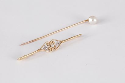 Lot en or 18K (750) comprenant : une broche-barrette...