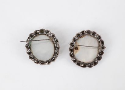 Paire de broches « sentimentales » en métal...