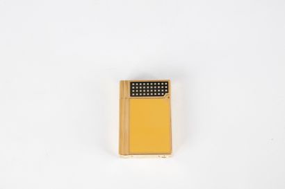 DUPONT et COHIBA.

Briquet en métal doré...