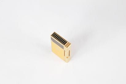 DUPONT et COHIBA.

Briquet en métal doré...