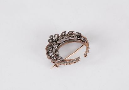 Broche en argent et en or 18K (750) dessinant...