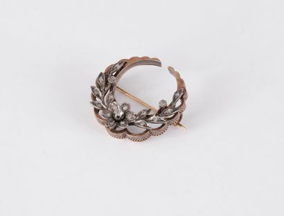 Broche en argent et en or 18K (750) dessinant...