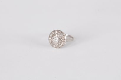 Bague en platine, chaton pastille entièrement...