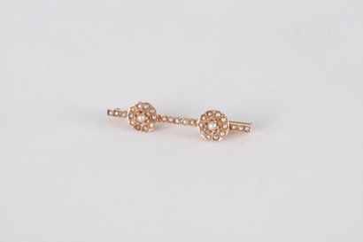 Petite broche en or 18K (750), ornée de demi-perles....