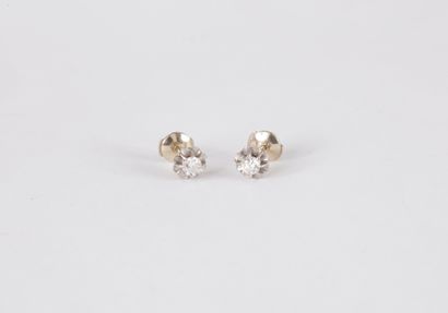 Paire de puces d’oreilles en or gris 18K...