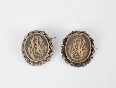 Paire de broches « sentimentales » en métal...