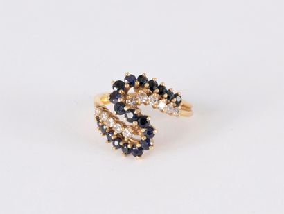 Bague dessinant un S en or 18K (750), sertie...