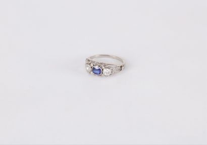 Bague en platine ornée d’un saphir ovale...