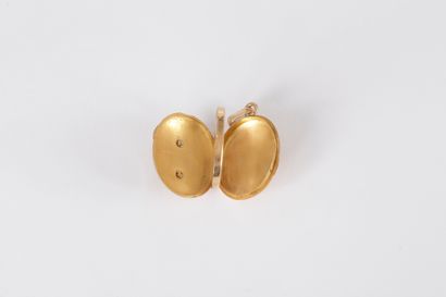 Pendentif médaillon en or 18K (750) guilloché,...