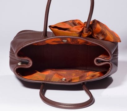 HERMES.

Sac cabas en cuir marron. Modèle...