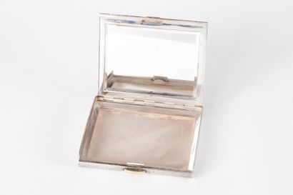 HERMÈS.

Poudrier en argent guilloché, appliqué...
