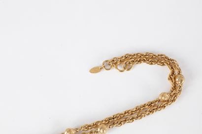 CHANEL.

Sautoir en métal doré articulé de...