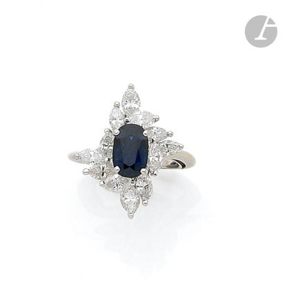 Bague en or gris 18K (750), ornée d’un saphir...