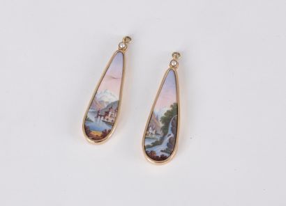 Paire de pampilles fusiformes en or 18K (750)...