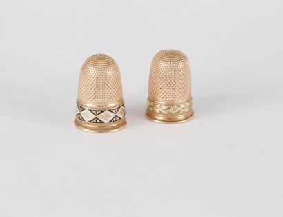 Suite de deux dés à coudre en or 18K (750),...