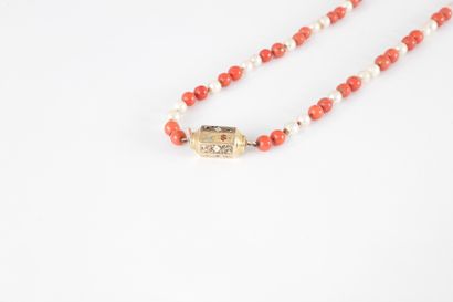 Long collier de billes de corail scandé de...