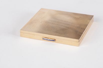 Poudrier en or 18K (750) guilloché, le fermoir...
