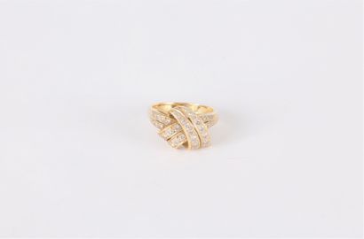 Bague en or 18K (750) formant des rubans...