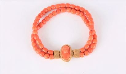 Bracelet de 2 rangs de billes de corail,...