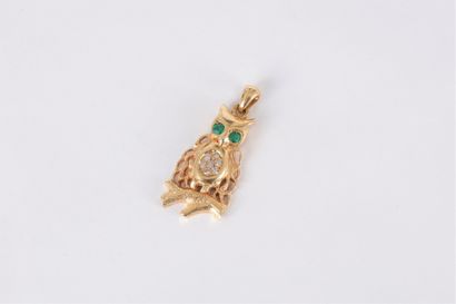 Pendentif en or 18K (750) dessinant un hibou...